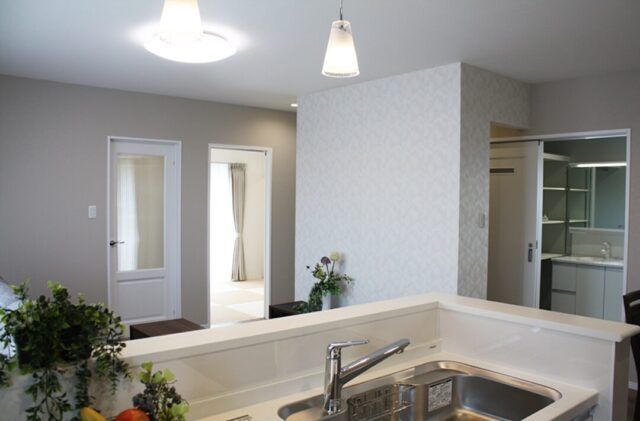 白が魅せる凛としたエレガントな佇まいと家事ラクの工夫が宿る2階建て - 向洋ハウジング - LDK