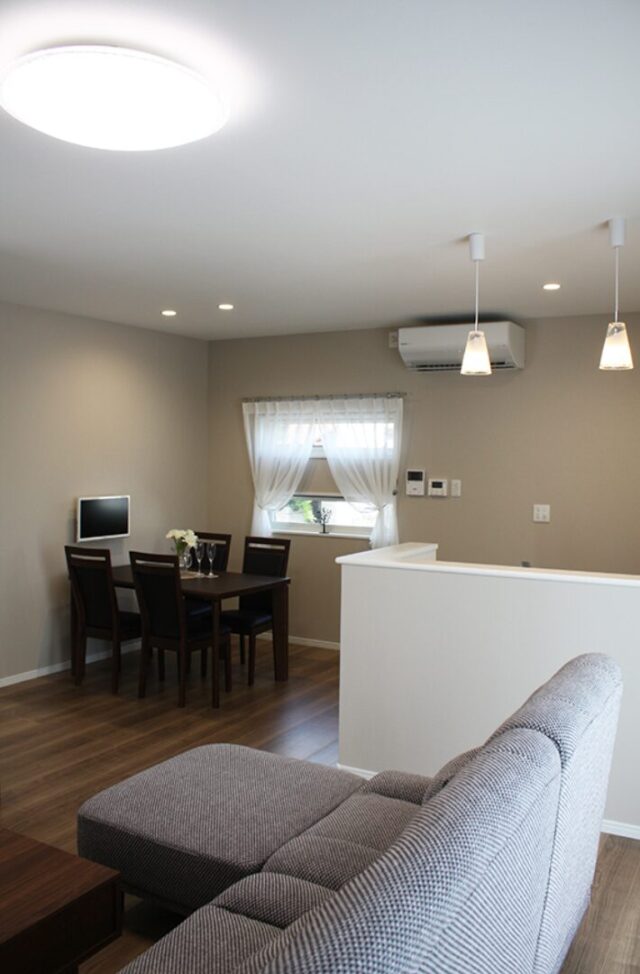 白が魅せる凛としたエレガントな佇まいと家事ラクの工夫が宿る2階建て - 向洋ハウジング - ダイニング