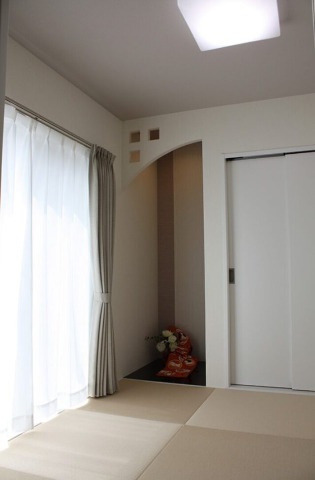 白が魅せる凛としたエレガントな佇まいと家事ラクの工夫が宿る2階建て - 向洋ハウジング - 和室