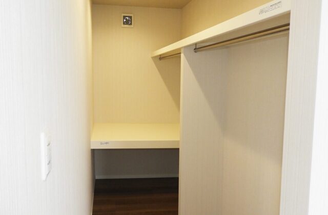 白が魅せる凛としたエレガントな佇まいと家事ラクの工夫が宿る2階建て - 向洋ハウジング - WIC