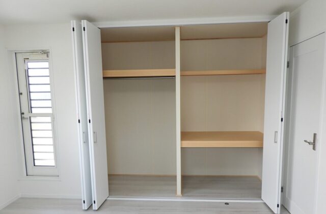 白が魅せる凛としたエレガントな佇まいと家事ラクの工夫が宿る2階建て - 向洋ハウジング - 収納