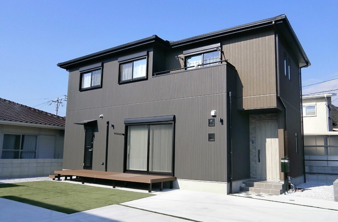 モノトーン×木の質感が映えるデザインと暮らしやすさを両立した2階建て