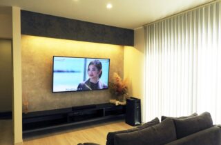 モノトーンに木のぬくもりが調和するデザイン性と機能性が響き合う上質な2階建て - 向洋ハウジング - リビング