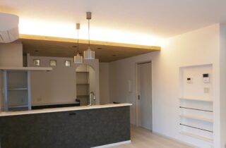 モノトーンに木のぬくもりが調和するデザイン性と機能性が響き合う上質な2階建て - 向洋ハウジング - LDK