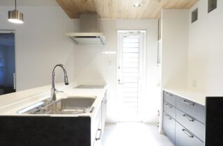 モノトーンに木のぬくもりが調和するデザイン性と機能性が響き合う上質な2階建て - 向洋ハウジング - キッチン