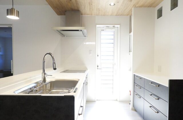 モノトーンに木のぬくもりが調和するデザイン性と機能性が響き合う上質な2階建て - 向洋ハウジング - キッチン