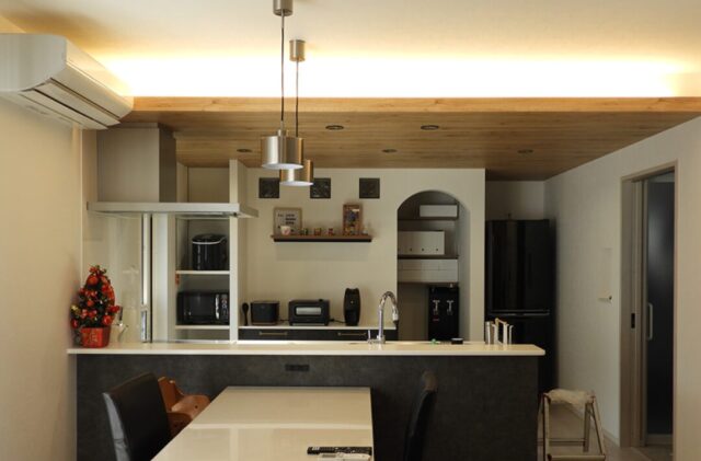 モノトーンに木のぬくもりが調和するデザイン性と機能性が響き合う上質な2階建て - 向洋ハウジング - キッチン・ダイニング