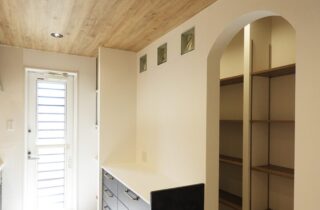 モノトーンに木のぬくもりが調和するデザイン性と機能性が響き合う上質な2階建て - 向洋ハウジング - パントリー