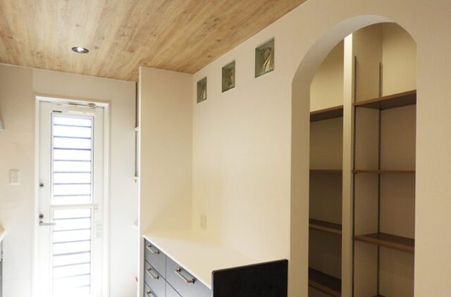 モノトーンに木のぬくもりが調和するデザイン性と機能性が響き合う上質な2階建て - 向洋ハウジング - パントリー