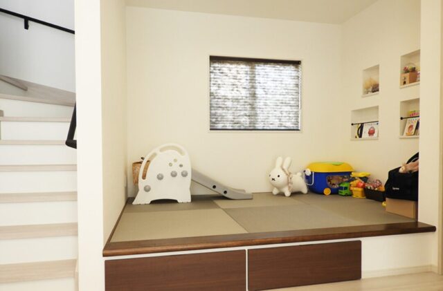 モノトーンに木のぬくもりが調和するデザイン性と機能性が響き合う上質な2階建て - 向洋ハウジング - 和室