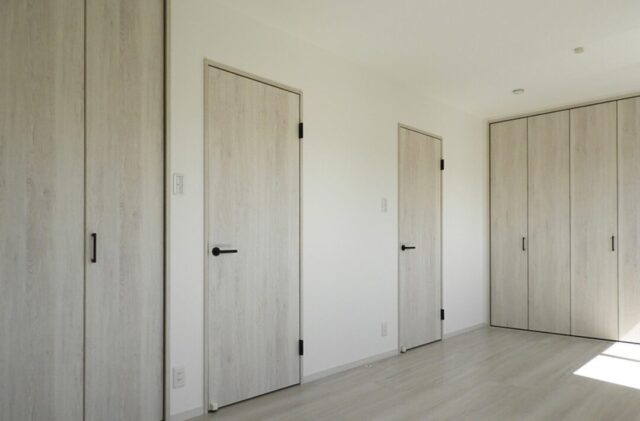 モノトーンに木のぬくもりが調和するデザイン性と機能性が響き合う上質な2階建て - 向洋ハウジング - 子ども部屋