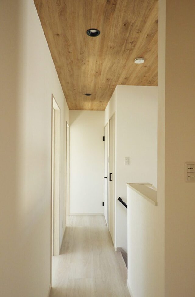 モノトーンに木のぬくもりが調和するデザイン性と機能性が響き合う上質な2階建て - 向洋ハウジング - 2階