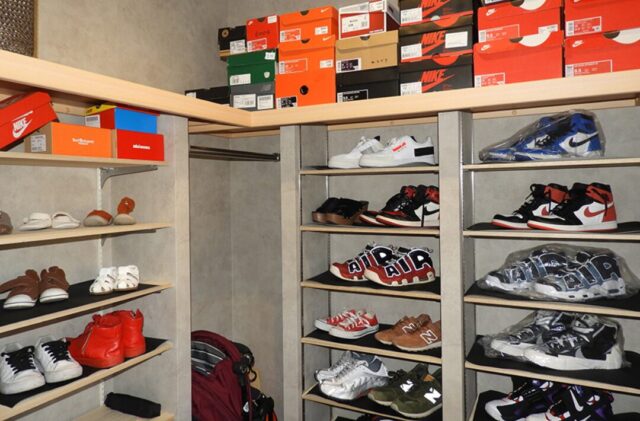 モノトーンに木のぬくもりが調和するデザイン性と機能性が響き合う上質な2階建て - 向洋ハウジング - 玄関収納