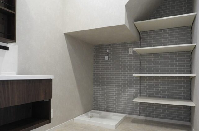 モノトーンに木のぬくもりが調和するデザイン性と機能性が響き合う上質な2階建て - 向洋ハウジング - サニタリールーム