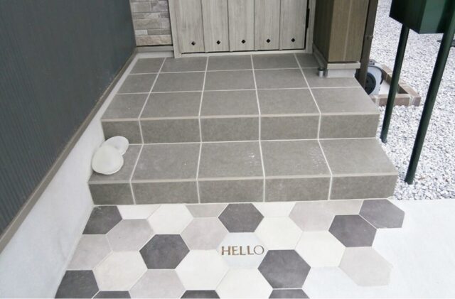 モノトーンに木のぬくもりが調和するデザイン性と機能性が響き合う上質な2階建て - 向洋ハウジング - 玄関外構