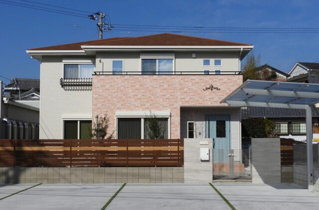 鮮やかなイエローの外壁が映える外観とタイル調のキッチンがお洒落な2階建て - 向洋ハウジング - 外観正面