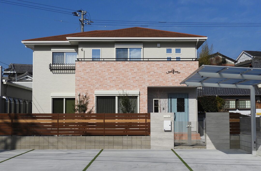 鮮やかなイエローの外壁が映える外観とタイル調のキッチンがお洒落な2階建て - 向洋ハウジング - 外観正面