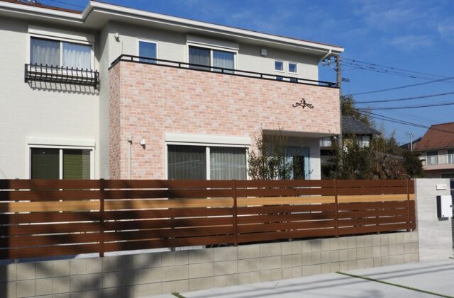 鮮やかなイエローの外壁が映える外観とタイル調のキッチンがお洒落な2階建て - 向洋ハウジング - 外観