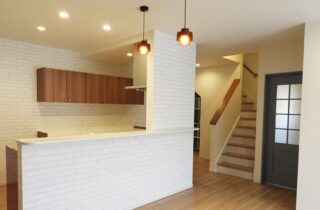 鮮やかなイエローの外壁が映える外観とタイル調のキッチンがお洒落な2階建て - 向洋ハウジング - LDK・階段