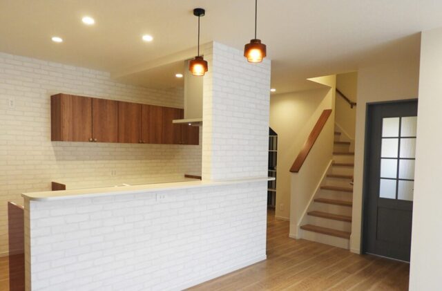 鮮やかなイエローの外壁が映える外観とタイル調のキッチンがお洒落な2階建て - 向洋ハウジング - LDK・階段