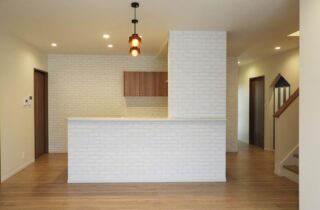 鮮やかなイエローの外壁が映える外観とタイル調のキッチンがお洒落な2階建て - 向洋ハウジング - LDK