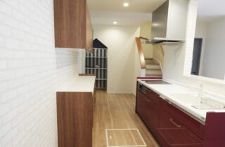 鮮やかなイエローの外壁が映える外観とタイル調のキッチンがお洒落な2階建て - 向洋ハウジング - キッチン