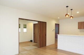 鮮やかなイエローの外壁が映える外観とタイル調のキッチンがお洒落な2階建て - 向洋ハウジング - LDK・和室