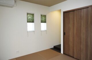 鮮やかなイエローの外壁が映える外観とタイル調のキッチンがお洒落な2階建て - 向洋ハウジング - 和室