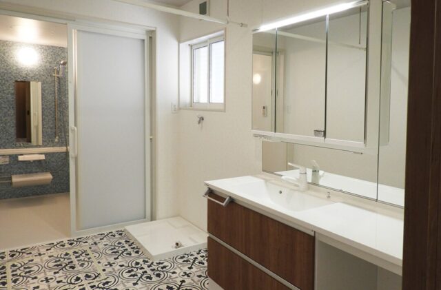 鮮やかなイエローの外壁が映える外観とタイル調のキッチンがお洒落な2階建て - 向洋ハウジング - 洗面スペース