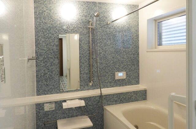 鮮やかなイエローの外壁が映える外観とタイル調のキッチンがお洒落な2階建て - 向洋ハウジング - 浴室