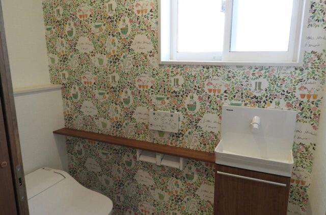 鮮やかなイエローの外壁が映える外観とタイル調のキッチンがお洒落な2階建て - 向洋ハウジング - トイレ