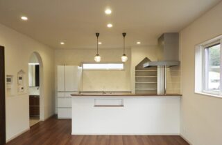 15箇所の収納と回遊動線で家事がスムーズに進む2階建て - 向洋ハウジング - キッチン・ダイニング