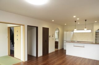 15箇所の収納と回遊動線で家事がスムーズに進む2階建て - 向洋ハウジング - LDK