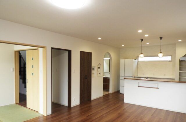 15箇所の収納と回遊動線で家事がスムーズに進む2階建て - 向洋ハウジング - LDK