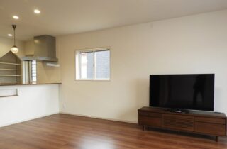 15箇所の収納と回遊動線で家事がスムーズに進む2階建て - 向洋ハウジング - リビング