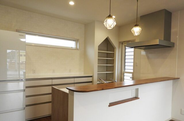 15箇所の収納と回遊動線で家事がスムーズに進む2階建て - 向洋ハウジング - キッチン