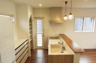 15箇所の収納と回遊動線で家事がスムーズに進む2階建て - 向洋ハウジング - キッチン・収納