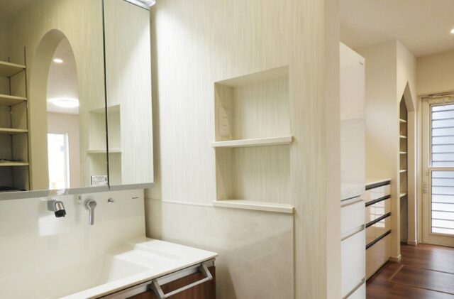 15箇所の収納と回遊動線で家事がスムーズに進む2階建て - 向洋ハウジング - 洗面スペース