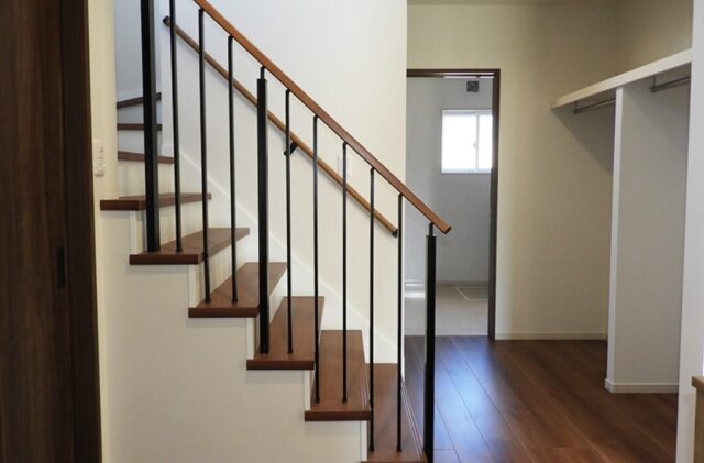15箇所の収納と回遊動線で家事がスムーズに進む2階建て - 向洋ハウジング - 階段