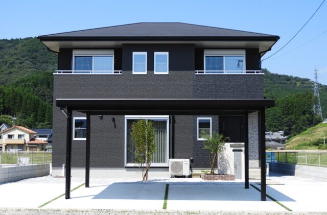 ブラックで統一されたシックな外観と自然光がたっぷり入る明るい2階建て - 向洋ハウジング - 外観