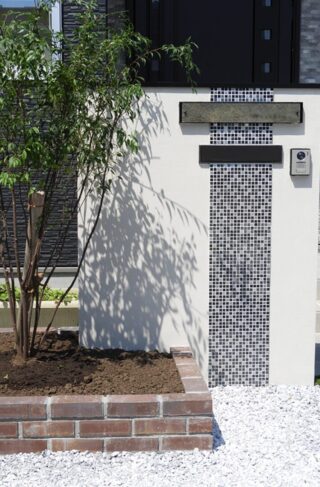 ブラックで統一されたシックな外観と自然光がたっぷり入る明るい2階建て - 向洋ハウジング - 外構