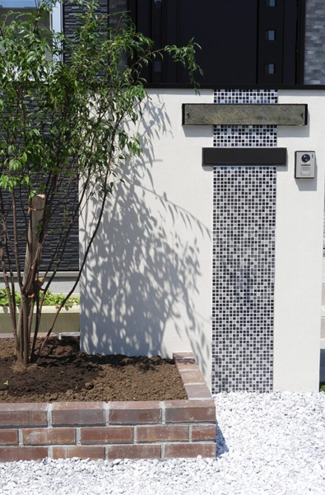 ブラックで統一されたシックな外観と自然光がたっぷり入る明るい2階建て - 向洋ハウジング - 外構