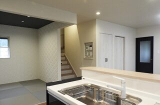 ブラックで統一されたシックな外観と自然光がたっぷり入る明るい2階建て - 向洋ハウジング - LDK・和室