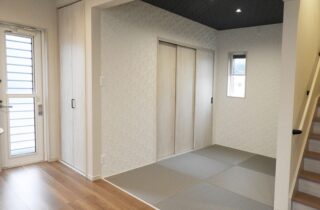 ブラックで統一されたシックな外観と自然光がたっぷり入る明るい2階建て - 向洋ハウジング - 和室