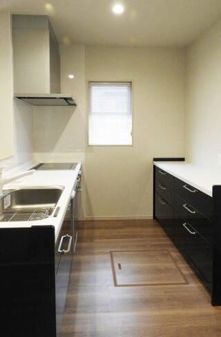 ブラックで統一されたシックな外観と自然光がたっぷり入る明るい2階建て - 向洋ハウジング - キッチン