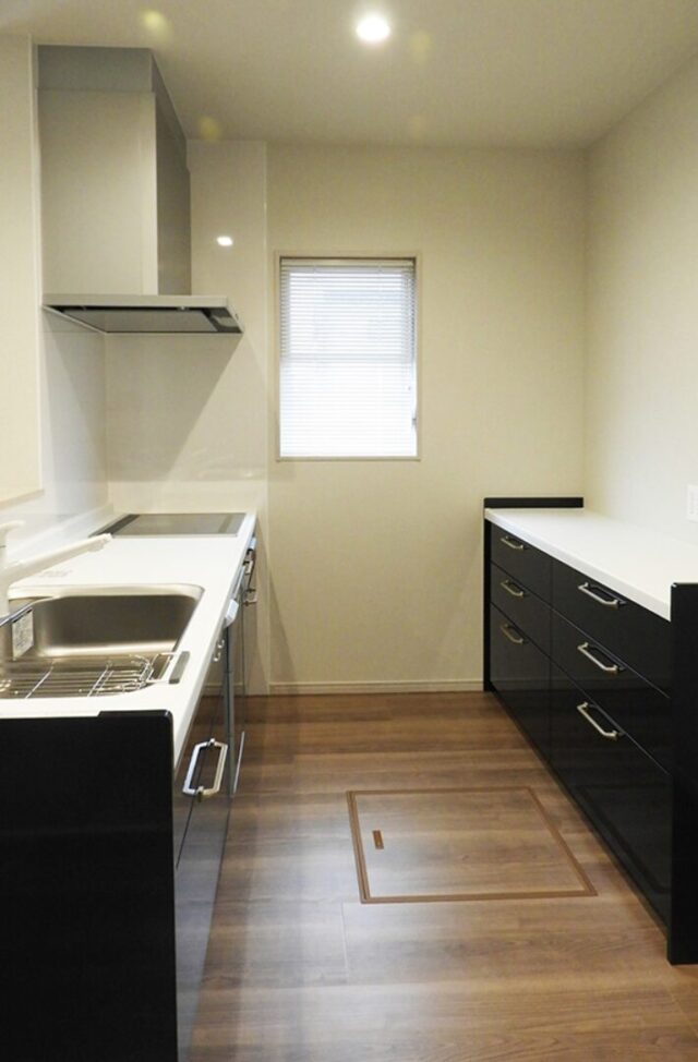 ブラックで統一されたシックな外観と自然光がたっぷり入る明るい2階建て - 向洋ハウジング - キッチン