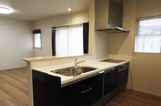 ブラックで統一されたシックな外観と自然光がたっぷり入る明るい2階建て - 向洋ハウジング - LDK