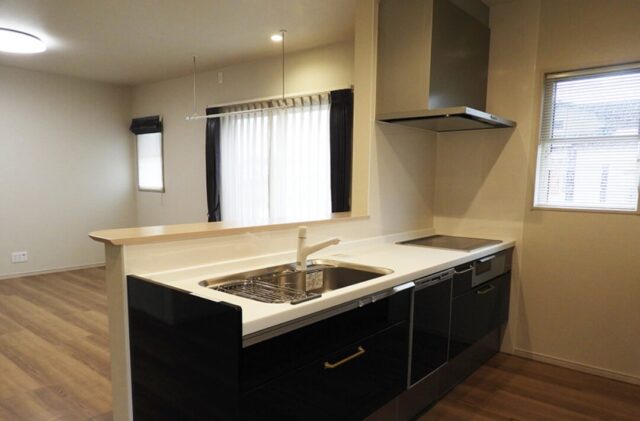 ブラックで統一されたシックな外観と自然光がたっぷり入る明るい2階建て - 向洋ハウジング - LDK