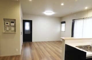 ブラックで統一されたシックな外観と自然光がたっぷり入る明るい2階建て - 向洋ハウジング - リビング