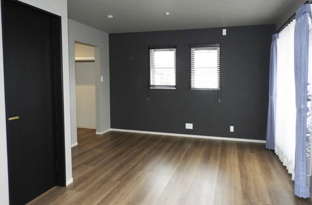 ブラックで統一されたシックな外観と自然光がたっぷり入る明るい2階建て - 向洋ハウジング - 洋室